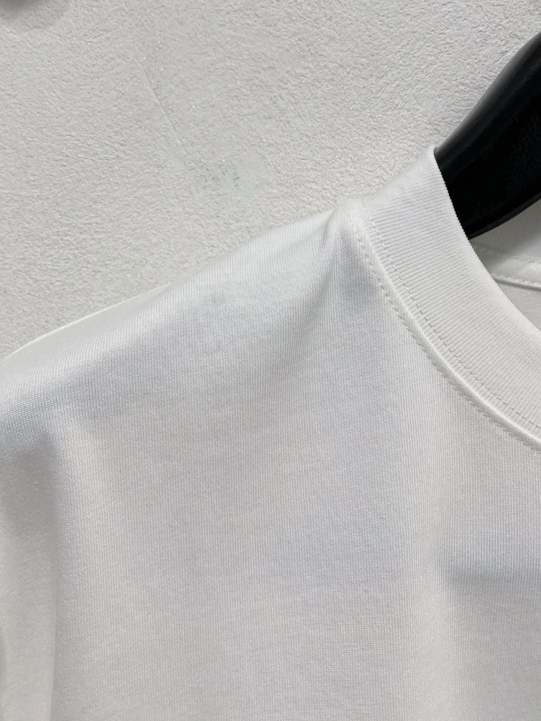 BALMAINI* Balmain 26s summer New Arrival cabinet T-shirt. Made of high-quality g Xinjiang cotton, woven technology. The chest color matches the Classic label drawn with Balmain letters. The contrasting color design is three-dimensional and beautiful! Regular cut, the upper body fits comfortably and does not look bloated or tight. Recommended by Sweet Potato Same Style! Color: Black.White Sizes: S-XXL❗️175/145 pounds recommended L